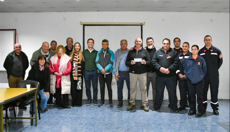 Mantegazza entregó más de 6 millones de pesos a los Bomberos de San Vicente