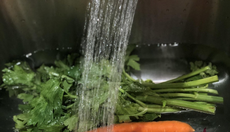 Lavar con agua: el método más eficaz para eliminar pesticidas