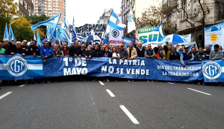 "El trabajo es sagrado": masiva marcha de la CGT en repudio al ajuste del Gobierno