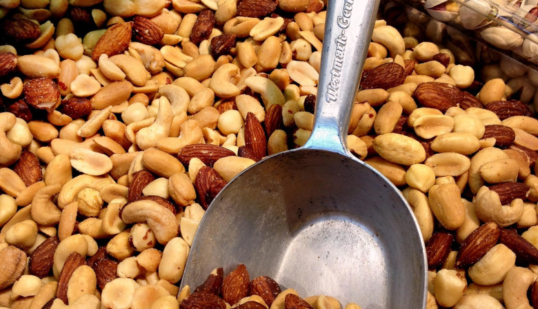 ¿Cuál es el pequeño fruto seco que se puede incluir en las comidas y posee grandes beneficios para la salud?