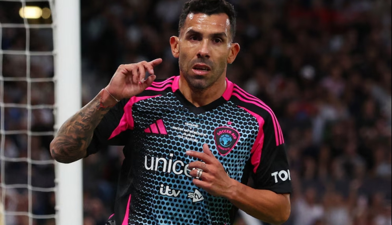 El Apache deslumbró en Old Trafford con 4 goles en un partido benéfico