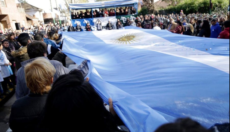 Almirante Brown celebró el 9 de Julio con un emotivo desfile y danzas folklóricas