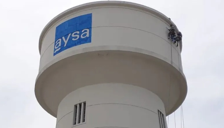 Milei habilita a AySA a cortar el agua por falta de pago