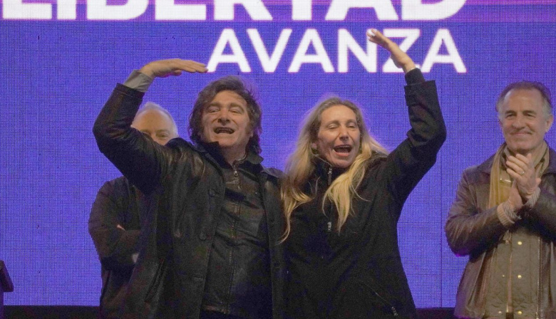 Botellazos, corridas y un periodista herido en el acto de Milei en Moreno