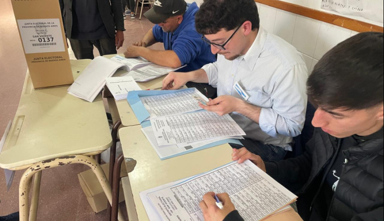 Con demoras y baja participación inicial, se abrieron las urnas en la Provincia