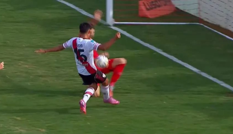 Un cabezazo, tres puntos y una mano sin sanción