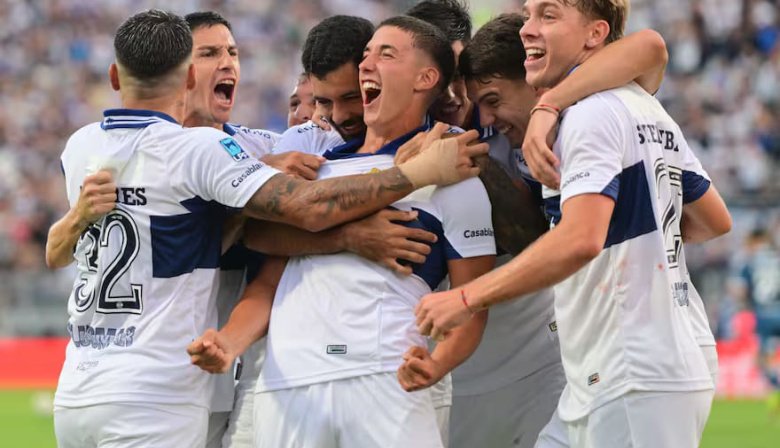 Golpazo inicial: Racing arrancó mal el Apertura