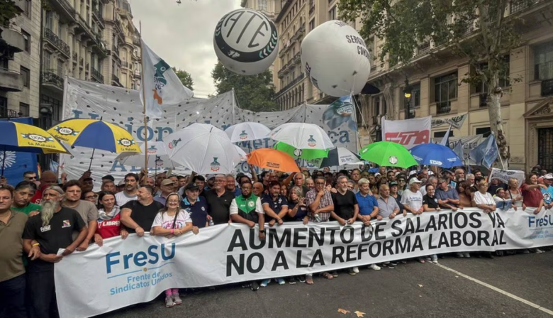 Corridas, gases y un centro blindado por la reforma laboral