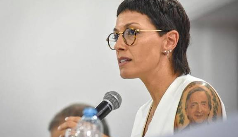 Mayra marca distancia con Kicillof