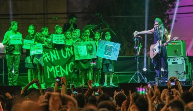Música, feria y memoria: así se vivió el 8M en Plaza Grigera