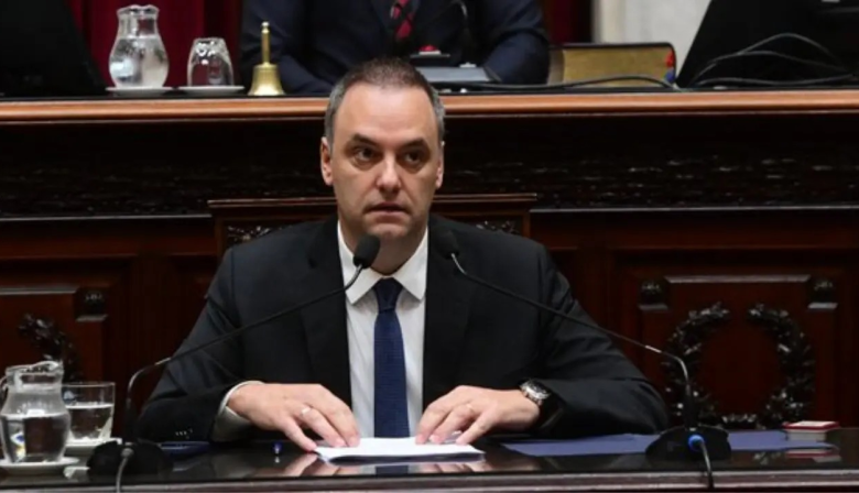 Adorni habló y esquivó respuestas