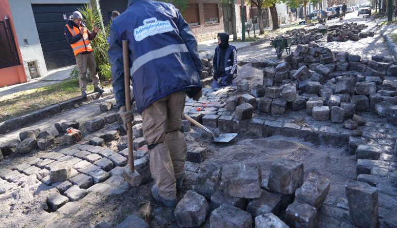 Renovan calles históricas con adoquines