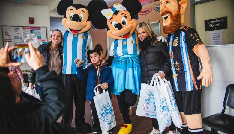 Regalos, sonrisas y una visita muy especial en los hospitales de Brown
