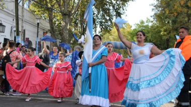 Un 25 de Mayo para el recuerdo: desfile, locro y música en la Plaza Grigera