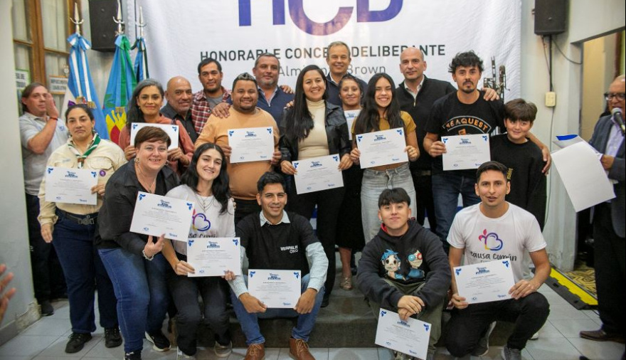 Abrazo solidario con nombre y apellido