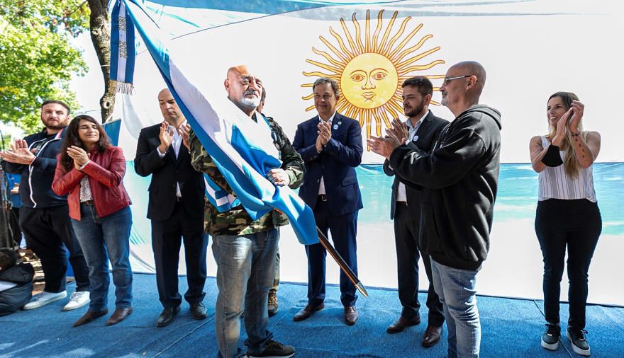 Brown honra a sus héroes con vigilia, caravana y acto central