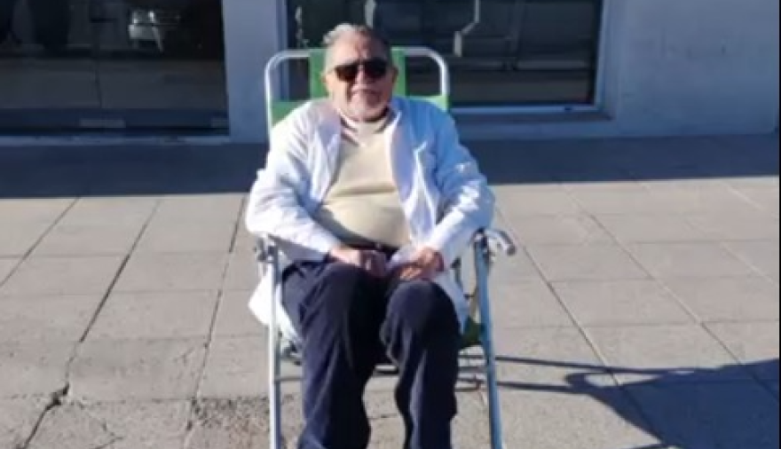 "Estoy sentado en la puerta de la clínica para obtener una respuesta"