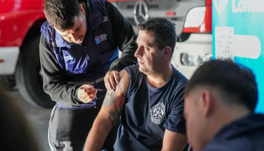 Vacunaron a más de 60 bomberos en Lomas