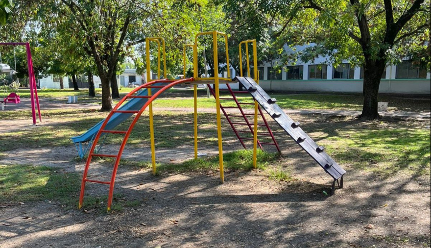 Renovan una plaza clave del barrio y mejoran juegos para chicos