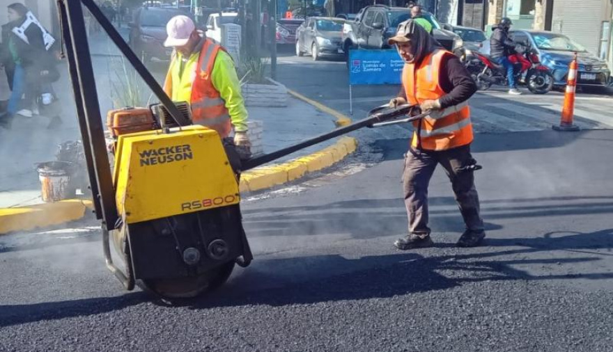 Avanza el bacheo sobre Alsina y ya proyectan nuevos frentes de obra