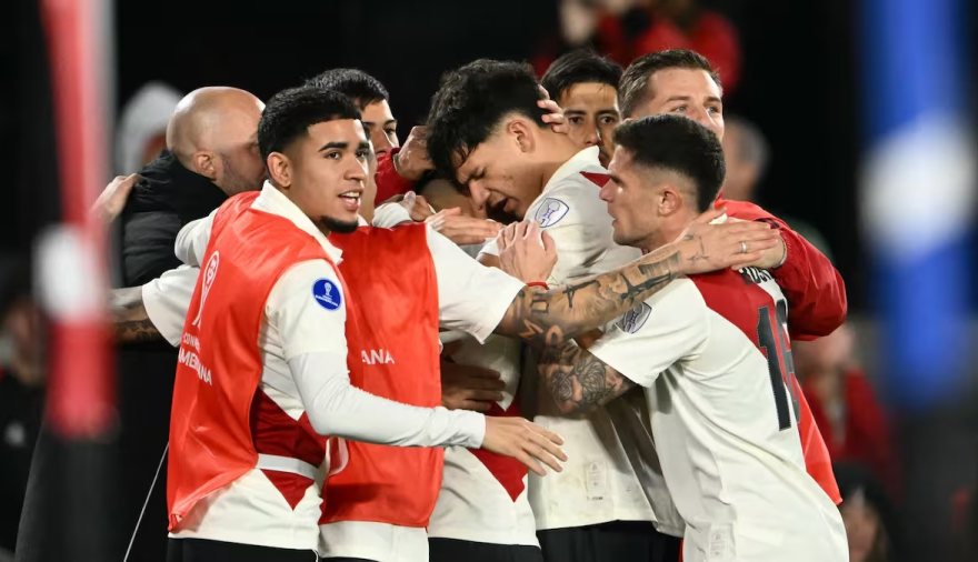 River goleó y bajó la tensión en el Monumental