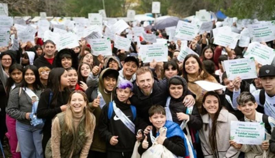 Más de 700 jóvenes sellaron un compromiso por el futuro