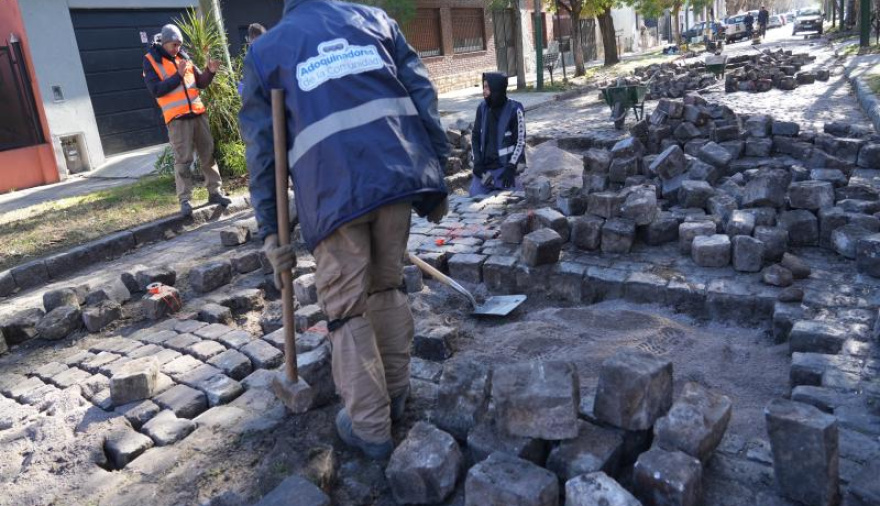 Renovan calles históricas con adoquines