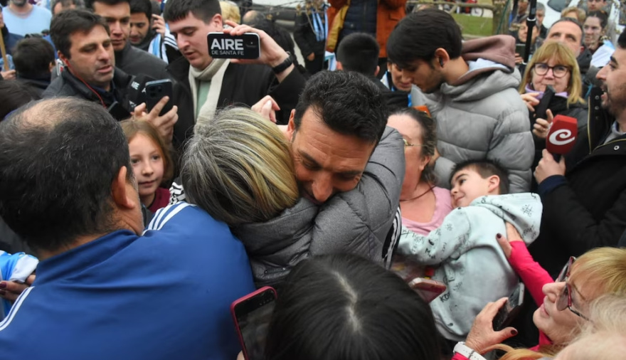Scaloni volvió a Pujato y dejó un mensaje que conmovió a todos