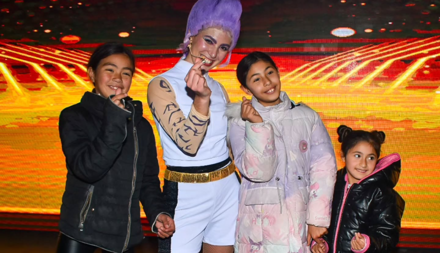 Ezeiza cerró un receso a puro teatro