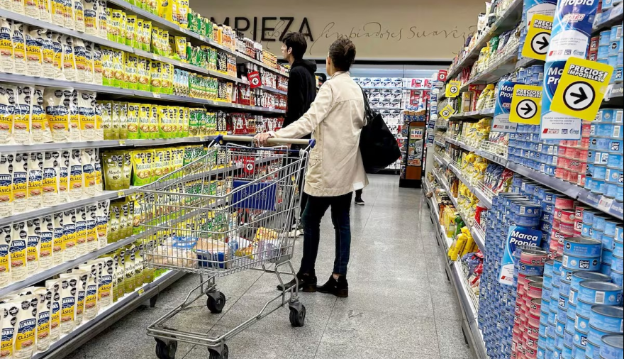 La inflación baja, pero el sueldo no alcanza