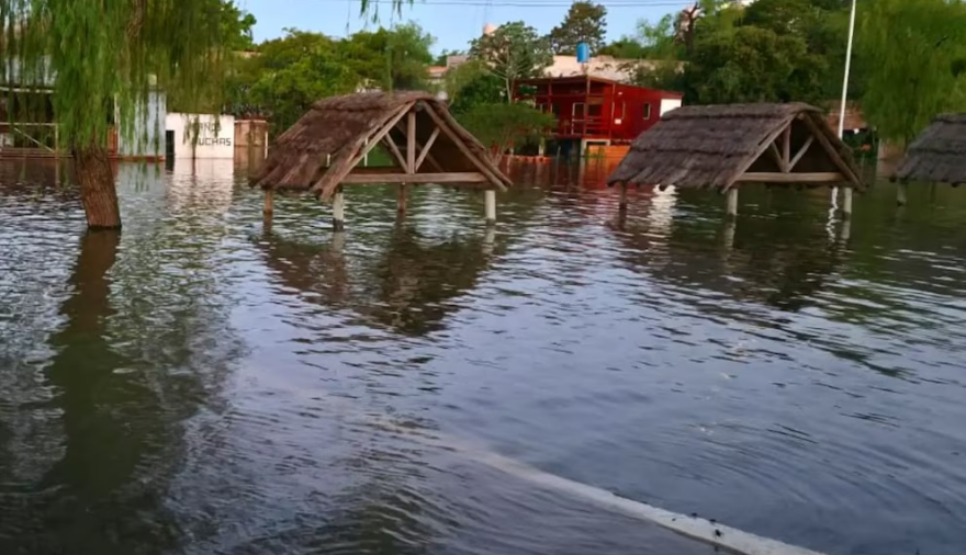 Dos trabajadores murieron en las islas y Corrientes enfrenta nuevas evacuaciones