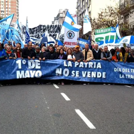 "El trabajo es sagrado": masiva marcha de la CGT en repudio al ajuste del Gobierno