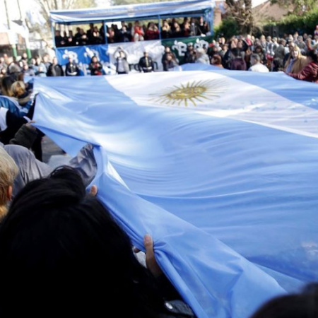 Almirante Brown celebró el 9 de Julio con un emotivo desfile y danzas folklóricas