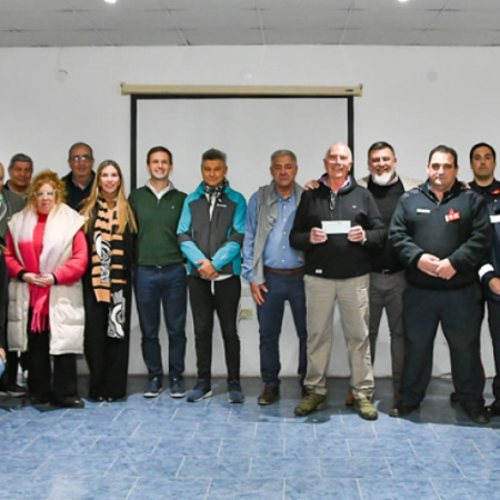 Mantegazza entregó más de 6 millones de pesos a los Bomberos de San Vicente