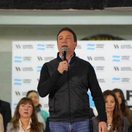 Watson presentó “Fuerza Patria” y llamó a frenar a Milei