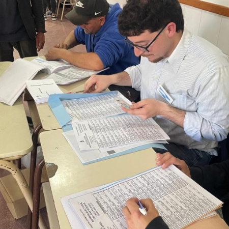 Con demoras y baja participación inicial, se abrieron las urnas en la Provincia