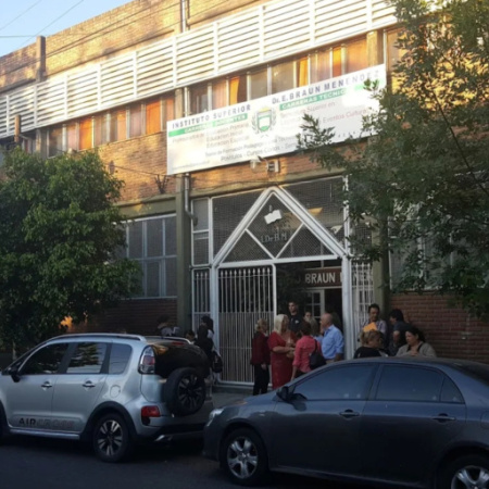Dos mujeres cayeron por la escalera al ir a votar: una estaba en silla de ruedas