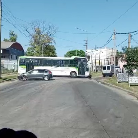 Colectivos abandonados colapsaron Varela