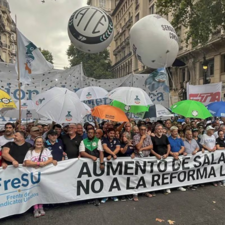 Corridas, gases y un centro blindado por la reforma laboral