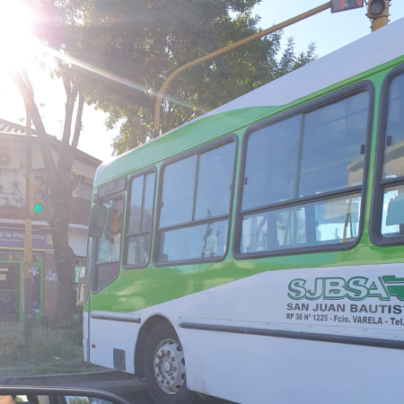 Caos en Varela: cortan accesos y cruzan un colectivo en las vías