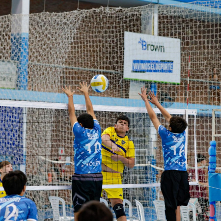 Más de 700 jóvenes coparon la Copa Brown de vóley