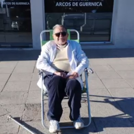 "Estoy sentado en la puerta de la clínica para obtener una respuesta"