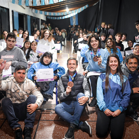 San Vicente premió a sus atletas con 40 becas deportivas