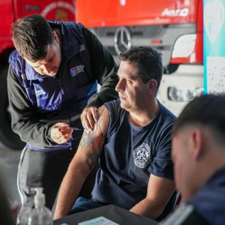 Vacunaron a más de 60 bomberos en Lomas