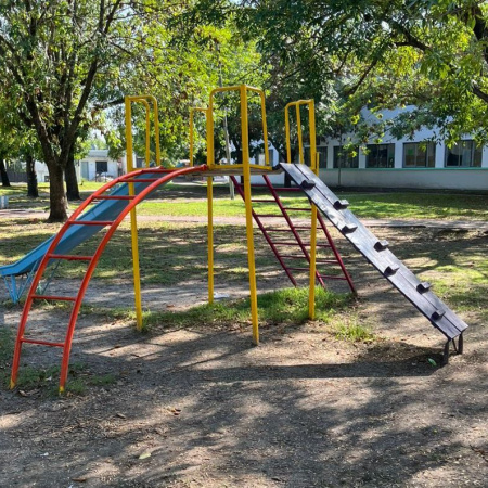 Renovan una plaza clave del barrio y mejoran juegos para chicos