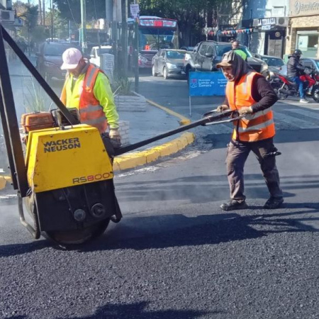 Avanza el bacheo sobre Alsina y ya proyectan nuevos frentes de obra