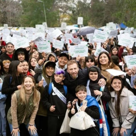 Más de 700 jóvenes sellaron un compromiso por el futuro