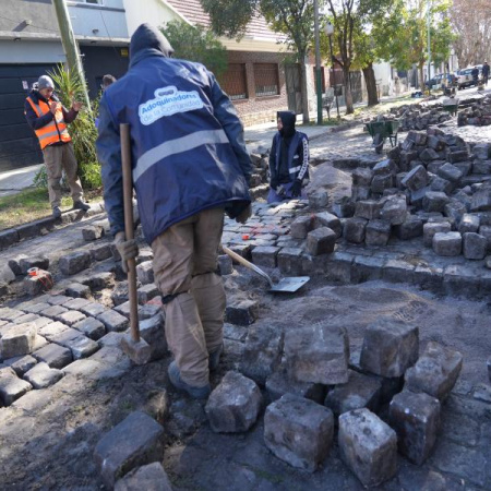 Renovan calles históricas con adoquines
