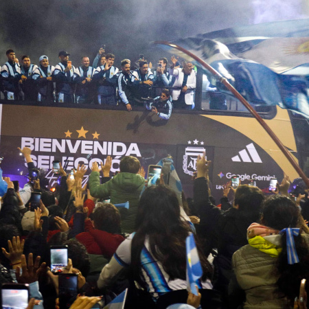 Bajo la lluvia, la Selección recibió el abrazo de todo un país