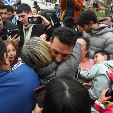 Scaloni volvió a Pujato y dejó un mensaje que conmovió a todos